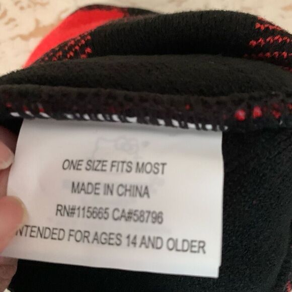 NWT Hello Kitty knit buffalo plaid beanie - Picture 8 of 10